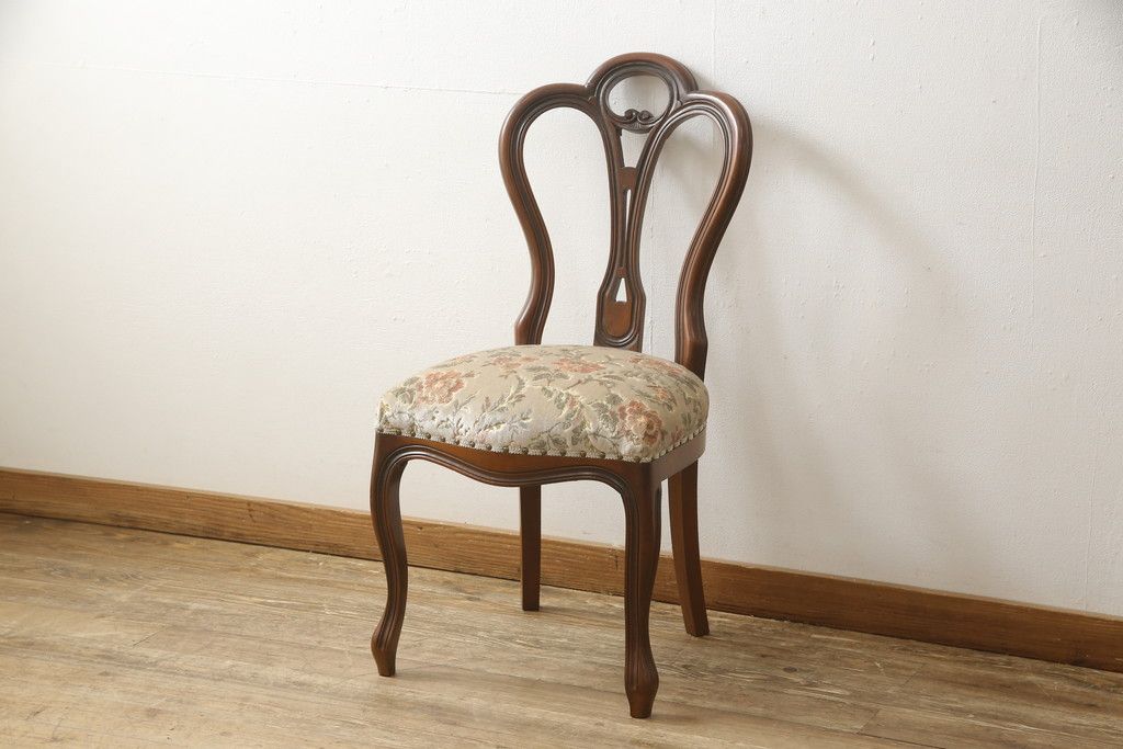 チェアの張地を交換してリメイク!4脚のうち1脚は高品質リペアのみを行い、残り3脚はクッションを交換してご希望の生地に張り替え。いずれもワントーン落ち着いた色に着色仕上げ。