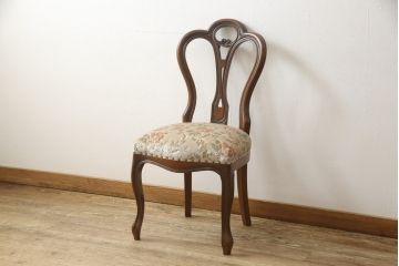 チェアの張地を交換してリメイク!4脚のうち1脚は高品質リペアのみを行い、残り3脚はクッションを交換してご希望の生地に張り替え。いずれもワントーン落ち着いた色に着色仕上げ。