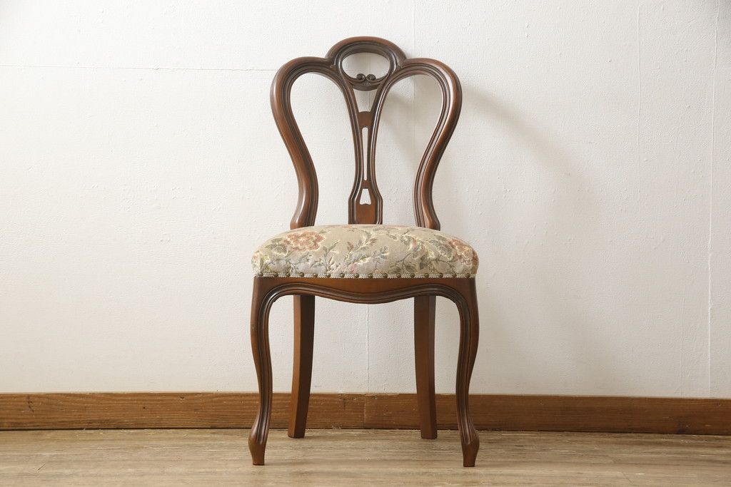 チェアの張地を交換してリメイク!4脚のうち1脚は高品質リペアのみを行い、残り3脚はクッションを交換してご希望の生地に張り替え。いずれもワントーン落ち着いた色に着色仕上げ。