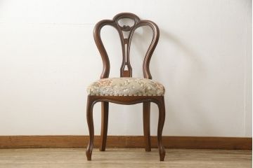 チェアの張地を交換してリメイク!4脚のうち1脚は高品質リペアのみを行い、残り3脚はクッションを交換してご希望の生地に張り替え。いずれもワントーン落ち着いた色に着色仕上げ。