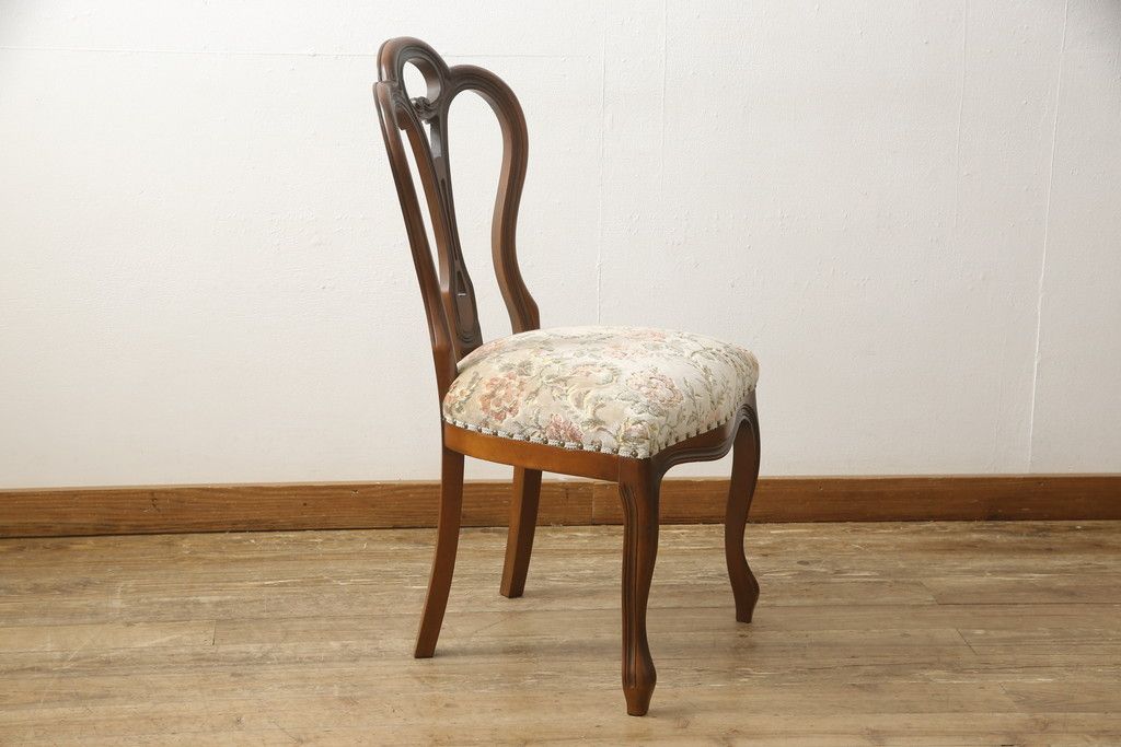 チェアの張地を交換してリメイク!4脚のうち1脚は高品質リペアのみを行い、残り3脚はクッションを交換してご希望の生地に張り替え。いずれもワントーン落ち着いた色に着色仕上げ。