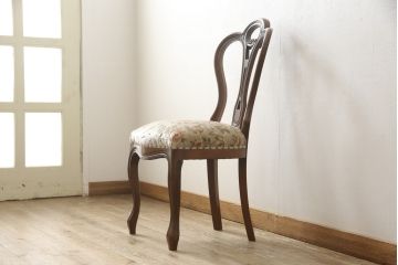 チェアの張地を交換してリメイク!4脚のうち1脚は高品質リペアのみを行い、残り3脚はクッションを交換してご希望の生地に張り替え。いずれもワントーン落ち着いた色に着色仕上げ。