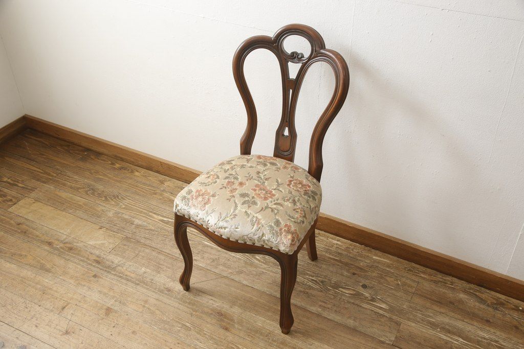 チェアの張地を交換してリメイク!4脚のうち1脚は高品質リペアのみを行い、残り3脚はクッションを交換してご希望の生地に張り替え。いずれもワントーン落ち着いた色に着色仕上げ。