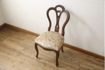 チェアの張地を交換してリメイク!4脚のうち1脚は高品質リペアのみを行い、残り3脚はクッションを交換してご希望の生地に張り替え。いずれもワントーン落ち着いた色に着色仕上げ。