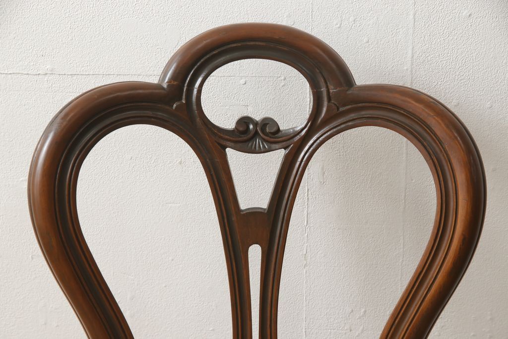 チェアの張地を交換してリメイク!4脚のうち1脚は高品質リペアのみを行い、残り3脚はクッションを交換してご希望の生地に張り替え。いずれもワントーン落ち着いた色に着色仕上げ。