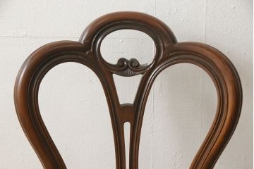 チェアの張地を交換してリメイク!4脚のうち1脚は高品質リペアのみを行い、残り3脚はクッションを交換してご希望の生地に張り替え。いずれもワントーン落ち着いた色に着色仕上げ。