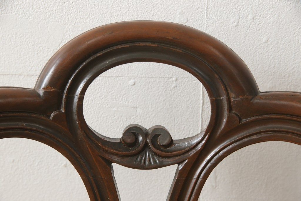 チェアの張地を交換してリメイク!4脚のうち1脚は高品質リペアのみを行い、残り3脚はクッションを交換してご希望の生地に張り替え。いずれもワントーン落ち着いた色に着色仕上げ。