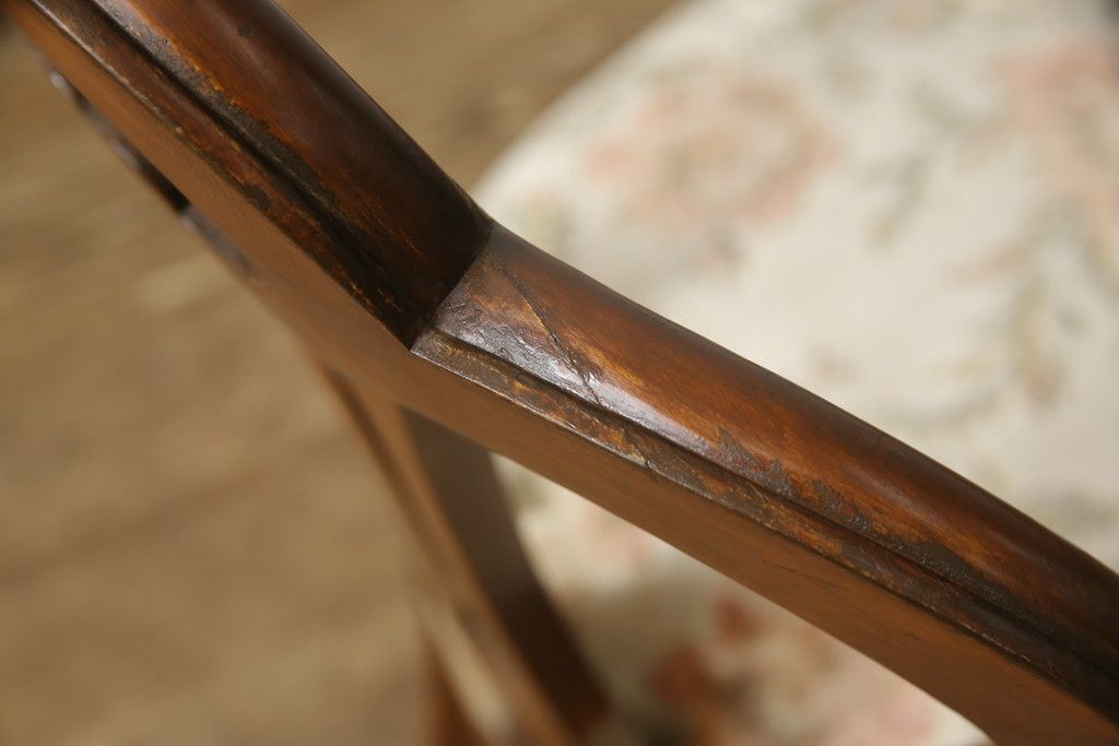 チェアの張地を交換してリメイク!4脚のうち1脚は高品質リペアのみを行い、残り3脚はクッションを交換してご希望の生地に張り替え。いずれもワントーン落ち着いた色に着色仕上げ。