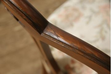 チェアの張地を交換してリメイク!4脚のうち1脚は高品質リペアのみを行い、残り3脚はクッションを交換してご希望の生地に張り替え。いずれもワントーン落ち着いた色に着色仕上げ。