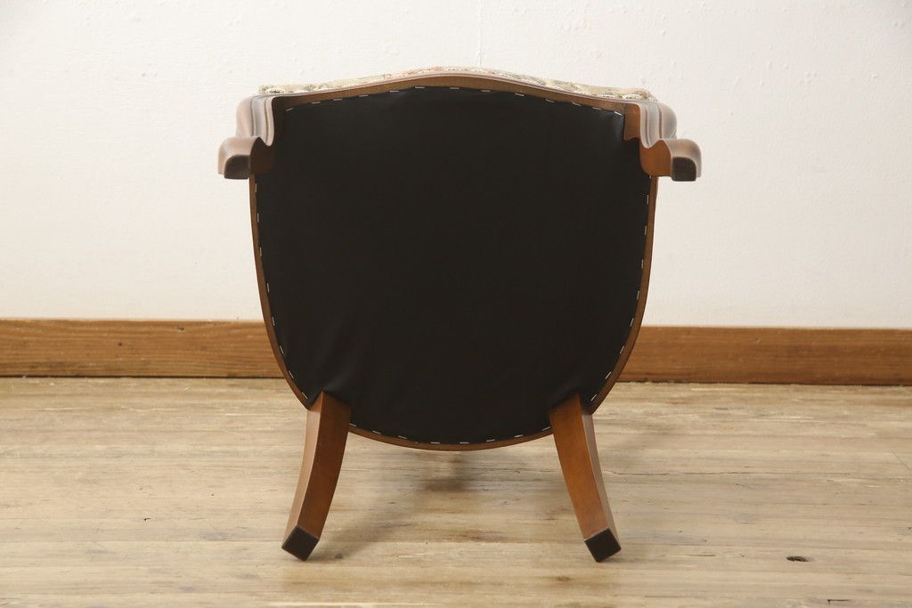 チェアの張地を交換してリメイク!4脚のうち1脚は高品質リペアのみを行い、残り3脚はクッションを交換してご希望の生地に張り替え。いずれもワントーン落ち着いた色に着色仕上げ。