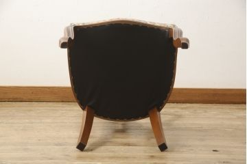 チェアの張地を交換してリメイク!4脚のうち1脚は高品質リペアのみを行い、残り3脚はクッションを交換してご希望の生地に張り替え。いずれもワントーン落ち着いた色に着色仕上げ。