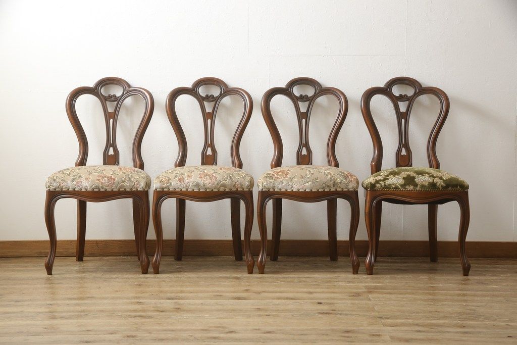 チェアの張地を交換してリメイク!4脚のうち1脚は高品質リペアのみを行い、残り3脚はクッションを交換してご希望の生地に張り替え。いずれもワントーン落ち着いた色に着色仕上げ。