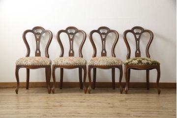 チェアの張地を交換してリメイク!4脚のうち1脚は高品質リペアのみを行い、残り3脚はクッションを交換してご希望の生地に張り替え。いずれもワントーン落ち着いた色に着色仕上げ。