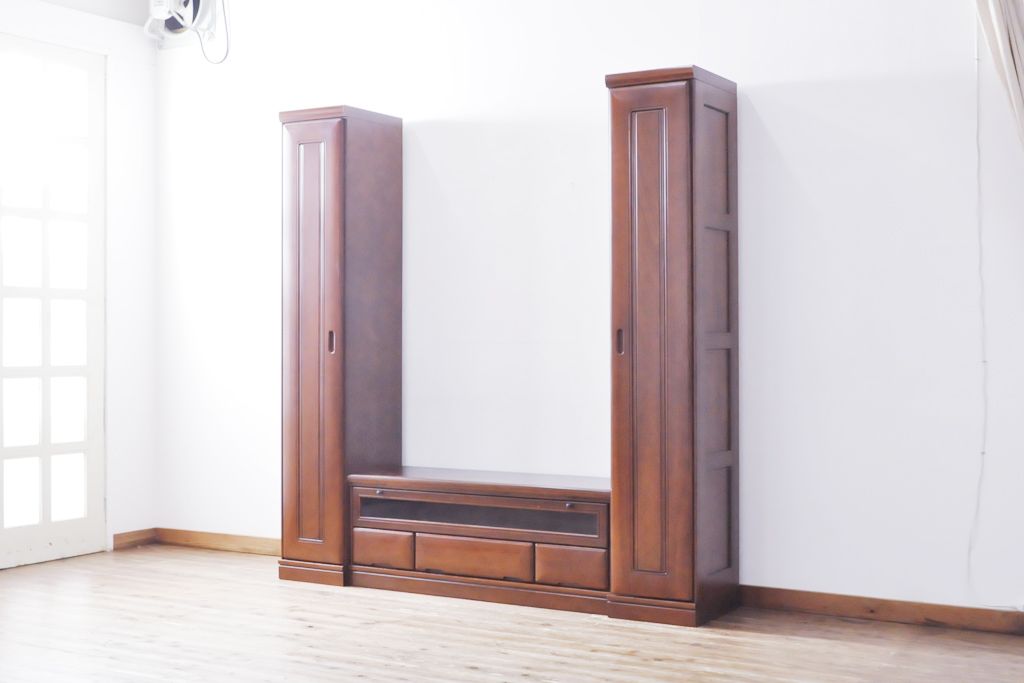 ワードローブを収納棚に、チェストをテレビ台にリメイク!ワードローブを希望のサイズにカットし2つの収納棚に加工、内部に可動式の棚板を設置。チェストをリサイズして1段目の引き出しを利用しテレビ台に。上部にガラス入りのフラップダウン扉を設置。いずれも元の色味に合わせて着色仕上げ。