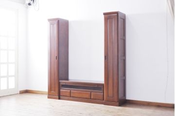 ワードローブを収納棚に、チェストをテレビ台にリメイク!ワードローブを希望のサイズにカットし2つの収納棚に加工、内部に可動式の棚板を設置。チェストをリサイズして1段目の引き出しを利用しテレビ台に。上部にガラス入りのフラップダウン扉を設置。いずれも元の色味に合わせて着色仕上げ。