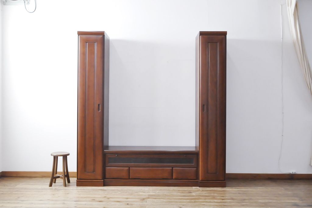 ワードローブを収納棚に、チェストをテレビ台にリメイク!ワードローブを希望のサイズにカットし2つの収納棚に加工、内部に可動式の棚板を設置。チェストをリサイズして1段目の引き出しを利用しテレビ台に。上部にガラス入りのフラップダウン扉を設置。いずれも元の色味に合わせて着色仕上げ。