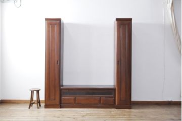 ワードローブを収納棚に、チェストをテレビ台にリメイク!ワードローブを希望のサイズにカットし2つの収納棚に加工、内部に可動式の棚板を設置。チェストをリサイズして1段目の引き出しを利用しテレビ台に。上部にガラス入りのフラップダウン扉を設置。いずれも元の色味に合わせて着色仕上げ。