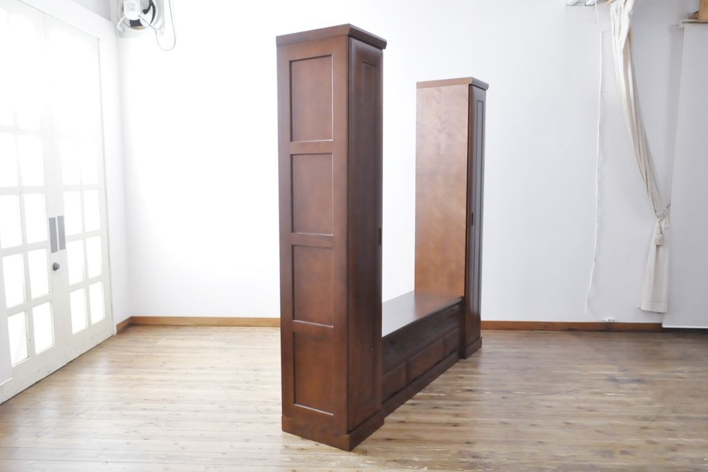 ワードローブを収納棚に、チェストをテレビ台にリメイク!ワードローブを希望のサイズにカットし2つの収納棚に加工、内部に可動式の棚板を設置。チェストをリサイズして1段目の引き出しを利用しテレビ台に。上部にガラス入りのフラップダウン扉を設置。いずれも元の色味に合わせて着色仕上げ。