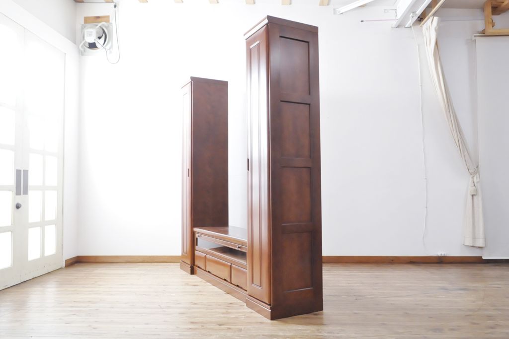 ワードローブを収納棚に、チェストをテレビ台にリメイク!ワードローブを希望のサイズにカットし2つの収納棚に加工、内部に可動式の棚板を設置。チェストをリサイズして1段目の引き出しを利用しテレビ台に。上部にガラス入りのフラップダウン扉を設置。いずれも元の色味に合わせて着色仕上げ。