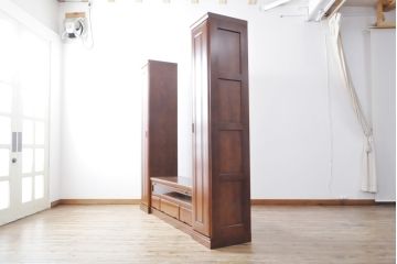 ワードローブを収納棚に、チェストをテレビ台にリメイク!ワードローブを希望のサイズにカットし2つの収納棚に加工、内部に可動式の棚板を設置。チェストをリサイズして1段目の引き出しを利用しテレビ台に。上部にガラス入りのフラップダウン扉を設置。いずれも元の色味に合わせて着色仕上げ。