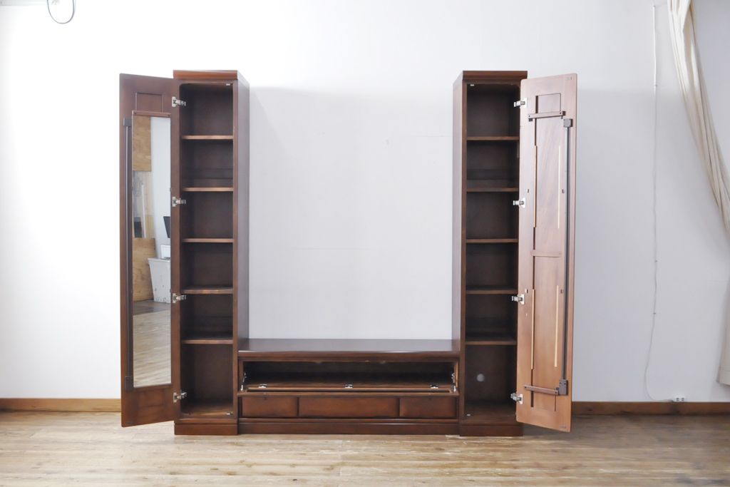 ワードローブを収納棚に、チェストをテレビ台にリメイク!ワードローブを希望のサイズにカットし2つの収納棚に加工、内部に可動式の棚板を設置。チェストをリサイズして1段目の引き出しを利用しテレビ台に。上部にガラス入りのフラップダウン扉を設置。いずれも元の色味に合わせて着色仕上げ。