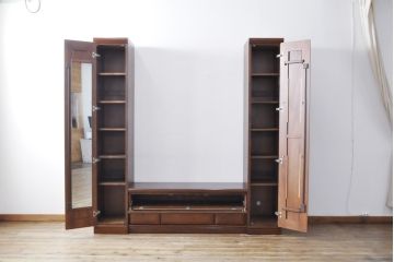 ワードローブを収納棚に、チェストをテレビ台にリメイク!ワードローブを希望のサイズにカットし2つの収納棚に加工、内部に可動式の棚板を設置。チェストをリサイズして1段目の引き出しを利用しテレビ台に。上部にガラス入りのフラップダウン扉を設置。いずれも元の色味に合わせて着色仕上げ。