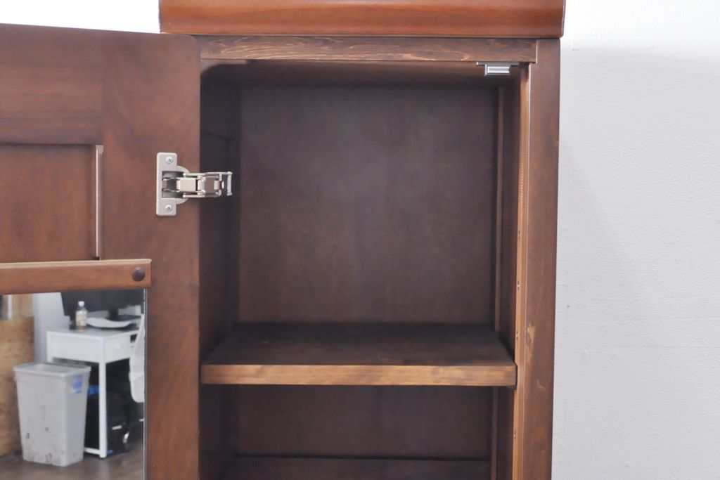 ワードローブを収納棚に、チェストをテレビ台にリメイク!ワードローブを希望のサイズにカットし2つの収納棚に加工、内部に可動式の棚板を設置。チェストをリサイズして1段目の引き出しを利用しテレビ台に。上部にガラス入りのフラップダウン扉を設置。いずれも元の色味に合わせて着色仕上げ。