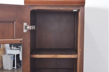 ワードローブを収納棚に、チェストをテレビ台にリメイク!ワードローブを希望のサイズにカットし2つの収納棚に加工、内部に可動式の棚板を設置。チェストをリサイズして1段目の引き出しを利用しテレビ台に。上部にガラス入りのフラップダウン扉を設置。いずれも元の色味に合わせて着色仕上げ。