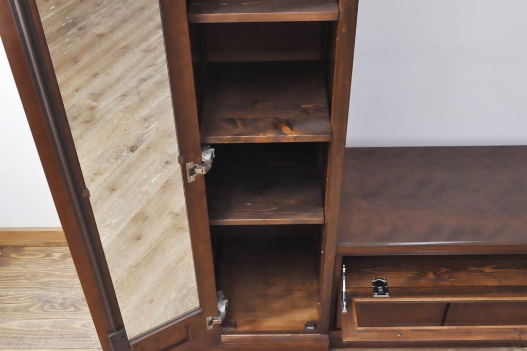 ワードローブを収納棚に、チェストをテレビ台にリメイク!ワードローブを希望のサイズにカットし2つの収納棚に加工、内部に可動式の棚板を設置。チェストをリサイズして1段目の引き出しを利用しテレビ台に。上部にガラス入りのフラップダウン扉を設置。いずれも元の色味に合わせて着色仕上げ。