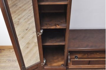 ワードローブを収納棚に、チェストをテレビ台にリメイク!ワードローブを希望のサイズにカットし2つの収納棚に加工、内部に可動式の棚板を設置。チェストをリサイズして1段目の引き出しを利用しテレビ台に。上部にガラス入りのフラップダウン扉を設置。いずれも元の色味に合わせて着色仕上げ。