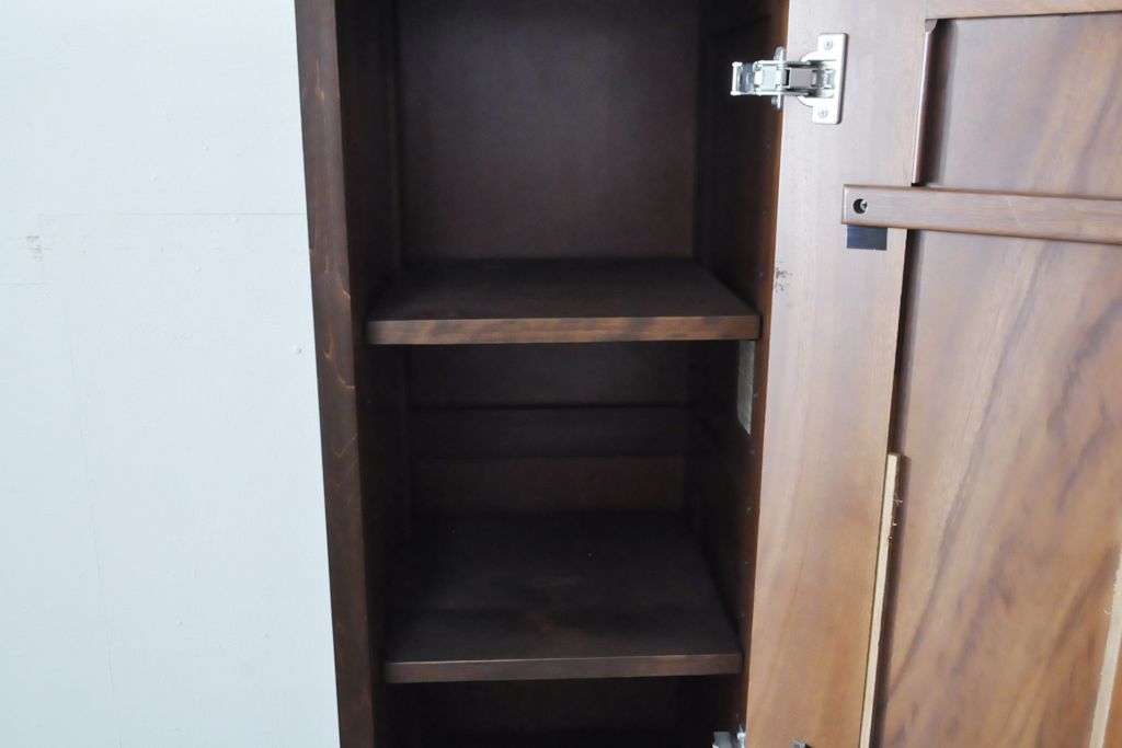 ワードローブを収納棚に、チェストをテレビ台にリメイク!ワードローブを希望のサイズにカットし2つの収納棚に加工、内部に可動式の棚板を設置。チェストをリサイズして1段目の引き出しを利用しテレビ台に。上部にガラス入りのフラップダウン扉を設置。いずれも元の色味に合わせて着色仕上げ。