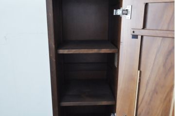 ワードローブを収納棚に、チェストをテレビ台にリメイク!ワードローブを希望のサイズにカットし2つの収納棚に加工、内部に可動式の棚板を設置。チェストをリサイズして1段目の引き出しを利用しテレビ台に。上部にガラス入りのフラップダウン扉を設置。いずれも元の色味に合わせて着色仕上げ。