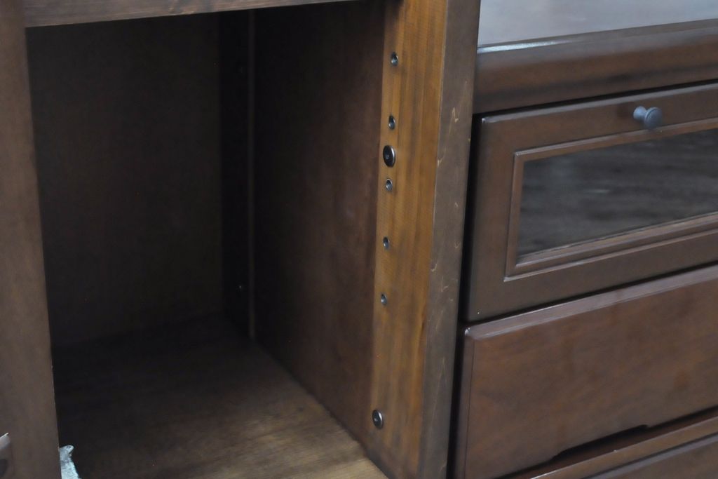 ワードローブを収納棚に、チェストをテレビ台にリメイク!ワードローブを希望のサイズにカットし2つの収納棚に加工、内部に可動式の棚板を設置。チェストをリサイズして1段目の引き出しを利用しテレビ台に。上部にガラス入りのフラップダウン扉を設置。いずれも元の色味に合わせて着色仕上げ。