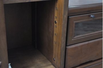 ワードローブを収納棚に、チェストをテレビ台にリメイク!ワードローブを希望のサイズにカットし2つの収納棚に加工、内部に可動式の棚板を設置。チェストをリサイズして1段目の引き出しを利用しテレビ台に。上部にガラス入りのフラップダウン扉を設置。いずれも元の色味に合わせて着色仕上げ。