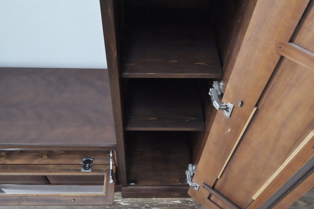 ワードローブを収納棚に、チェストをテレビ台にリメイク!ワードローブを希望のサイズにカットし2つの収納棚に加工、内部に可動式の棚板を設置。チェストをリサイズして1段目の引き出しを利用しテレビ台に。上部にガラス入りのフラップダウン扉を設置。いずれも元の色味に合わせて着色仕上げ。