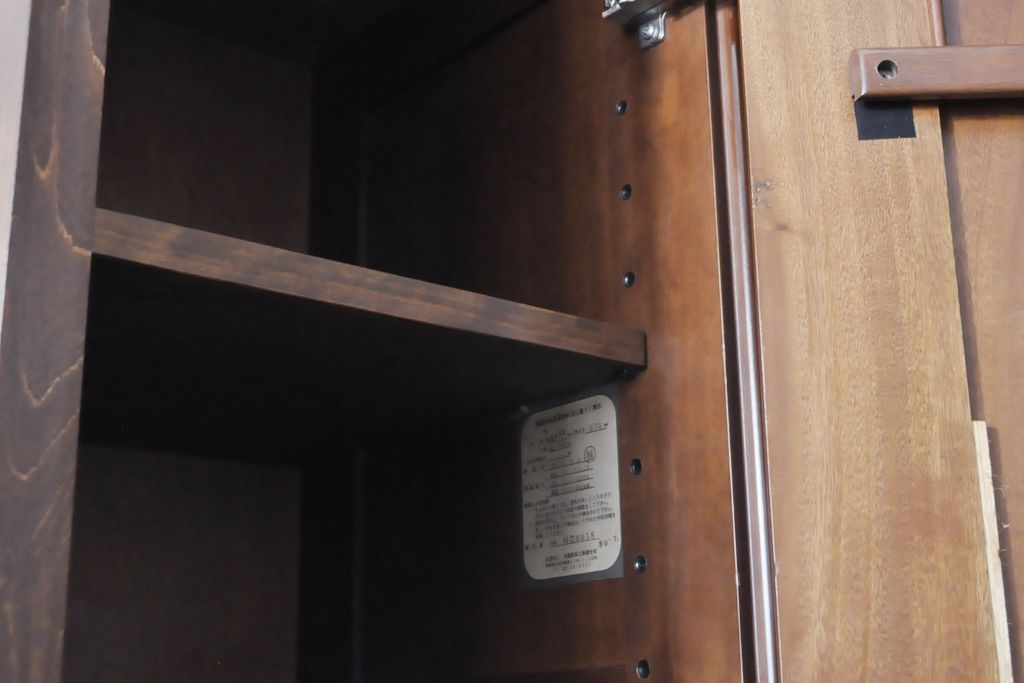 ワードローブを収納棚に、チェストをテレビ台にリメイク!ワードローブを希望のサイズにカットし2つの収納棚に加工、内部に可動式の棚板を設置。チェストをリサイズして1段目の引き出しを利用しテレビ台に。上部にガラス入りのフラップダウン扉を設置。いずれも元の色味に合わせて着色仕上げ。