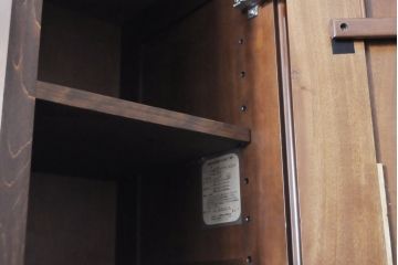 ワードローブを収納棚に、チェストをテレビ台にリメイク!ワードローブを希望のサイズにカットし2つの収納棚に加工、内部に可動式の棚板を設置。チェストをリサイズして1段目の引き出しを利用しテレビ台に。上部にガラス入りのフラップダウン扉を設置。いずれも元の色味に合わせて着色仕上げ。