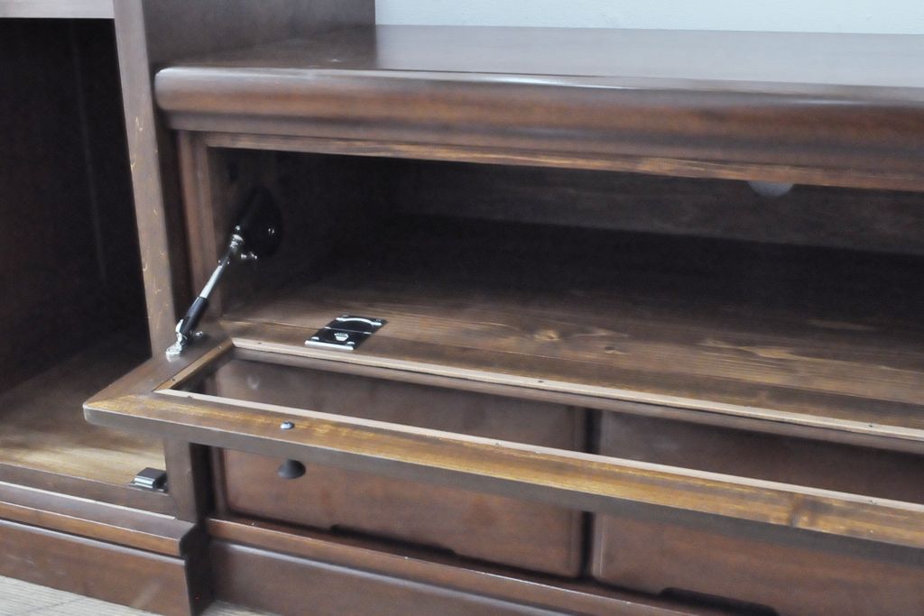 ワードローブを収納棚に、チェストをテレビ台にリメイク!ワードローブを希望のサイズにカットし2つの収納棚に加工、内部に可動式の棚板を設置。チェストをリサイズして1段目の引き出しを利用しテレビ台に。上部にガラス入りのフラップダウン扉を設置。いずれも元の色味に合わせて着色仕上げ。