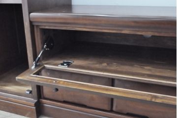 ワードローブを収納棚に、チェストをテレビ台にリメイク!ワードローブを希望のサイズにカットし2つの収納棚に加工、内部に可動式の棚板を設置。チェストをリサイズして1段目の引き出しを利用しテレビ台に。上部にガラス入りのフラップダウン扉を設置。いずれも元の色味に合わせて着色仕上げ。