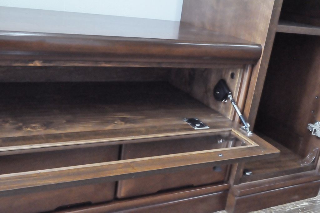 ワードローブを収納棚に、チェストをテレビ台にリメイク!ワードローブを希望のサイズにカットし2つの収納棚に加工、内部に可動式の棚板を設置。チェストをリサイズして1段目の引き出しを利用しテレビ台に。上部にガラス入りのフラップダウン扉を設置。いずれも元の色味に合わせて着色仕上げ。