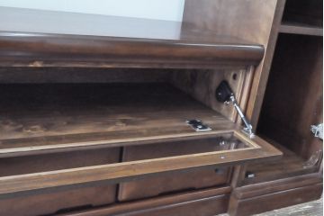 ワードローブを収納棚に、チェストをテレビ台にリメイク!ワードローブを希望のサイズにカットし2つの収納棚に加工、内部に可動式の棚板を設置。チェストをリサイズして1段目の引き出しを利用しテレビ台に。上部にガラス入りのフラップダウン扉を設置。いずれも元の色味に合わせて着色仕上げ。