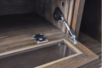 ワードローブを収納棚に、チェストをテレビ台にリメイク!ワードローブを希望のサイズにカットし2つの収納棚に加工、内部に可動式の棚板を設置。チェストをリサイズして1段目の引き出しを利用しテレビ台に。上部にガラス入りのフラップダウン扉を設置。いずれも元の色味に合わせて着色仕上げ。