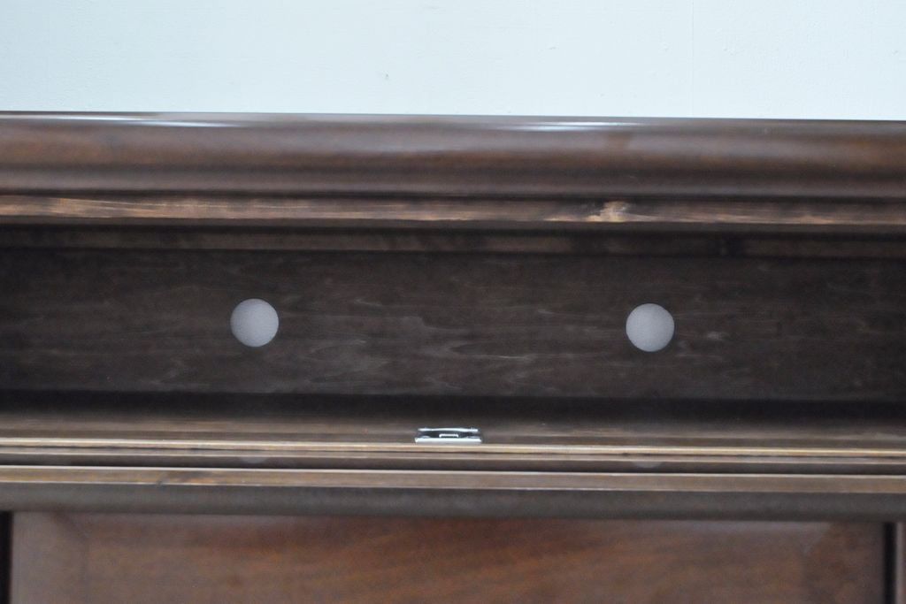 ワードローブを収納棚に、チェストをテレビ台にリメイク!ワードローブを希望のサイズにカットし2つの収納棚に加工、内部に可動式の棚板を設置。チェストをリサイズして1段目の引き出しを利用しテレビ台に。上部にガラス入りのフラップダウン扉を設置。いずれも元の色味に合わせて着色仕上げ。