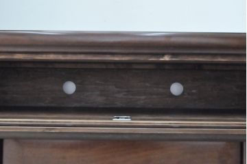 ワードローブを収納棚に、チェストをテレビ台にリメイク!ワードローブを希望のサイズにカットし2つの収納棚に加工、内部に可動式の棚板を設置。チェストをリサイズして1段目の引き出しを利用しテレビ台に。上部にガラス入りのフラップダウン扉を設置。いずれも元の色味に合わせて着色仕上げ。