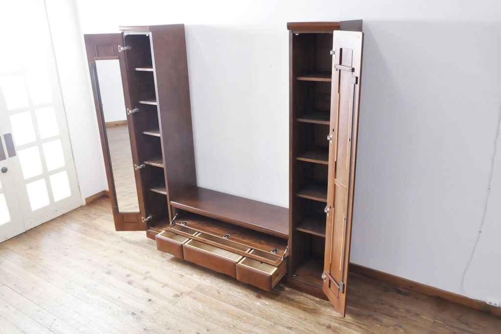 ワードローブを収納棚に、チェストをテレビ台にリメイク!ワードローブを希望のサイズにカットし2つの収納棚に加工、内部に可動式の棚板を設置。チェストをリサイズして1段目の引き出しを利用しテレビ台に。上部にガラス入りのフラップダウン扉を設置。いずれも元の色味に合わせて着色仕上げ。