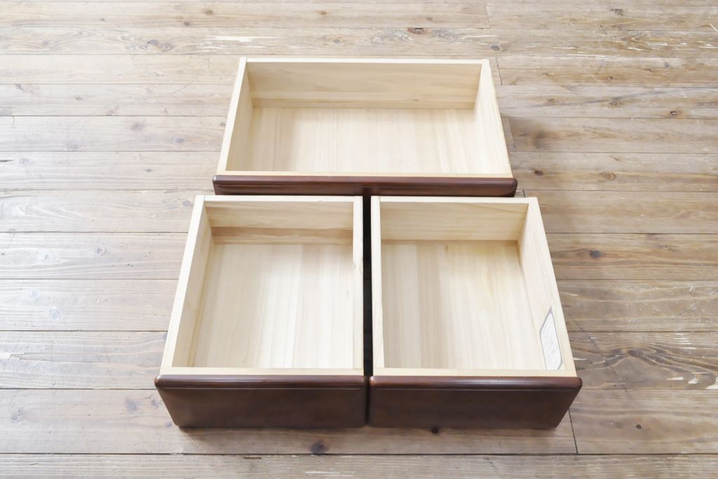 ワードローブを収納棚に、チェストをテレビ台にリメイク!ワードローブを希望のサイズにカットし2つの収納棚に加工、内部に可動式の棚板を設置。チェストをリサイズして1段目の引き出しを利用しテレビ台に。上部にガラス入りのフラップダウン扉を設置。いずれも元の色味に合わせて着色仕上げ。