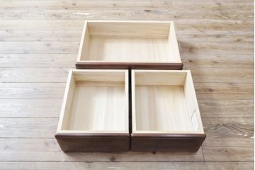 ワードローブを収納棚に、チェストをテレビ台にリメイク!ワードローブを希望のサイズにカットし2つの収納棚に加工、内部に可動式の棚板を設置。チェストをリサイズして1段目の引き出しを利用しテレビ台に。上部にガラス入りのフラップダウン扉を設置。いずれも元の色味に合わせて着色仕上げ。