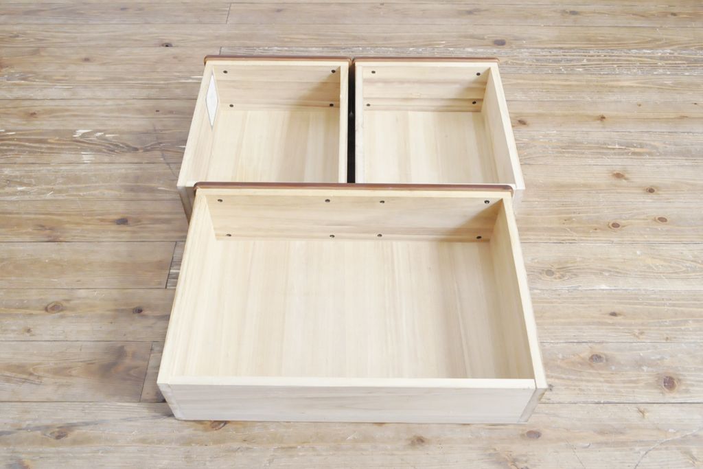 ワードローブを収納棚に、チェストをテレビ台にリメイク!ワードローブを希望のサイズにカットし2つの収納棚に加工、内部に可動式の棚板を設置。チェストをリサイズして1段目の引き出しを利用しテレビ台に。上部にガラス入りのフラップダウン扉を設置。いずれも元の色味に合わせて着色仕上げ。