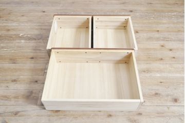 ワードローブを収納棚に、チェストをテレビ台にリメイク!ワードローブを希望のサイズにカットし2つの収納棚に加工、内部に可動式の棚板を設置。チェストをリサイズして1段目の引き出しを利用しテレビ台に。上部にガラス入りのフラップダウン扉を設置。いずれも元の色味に合わせて着色仕上げ。