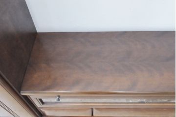 ワードローブを収納棚に、チェストをテレビ台にリメイク!ワードローブを希望のサイズにカットし2つの収納棚に加工、内部に可動式の棚板を設置。チェストをリサイズして1段目の引き出しを利用しテレビ台に。上部にガラス入りのフラップダウン扉を設置。いずれも元の色味に合わせて着色仕上げ。